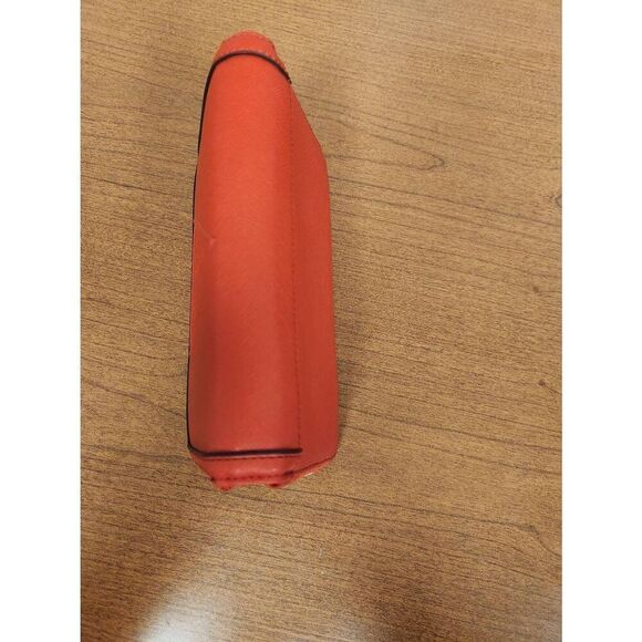 Guess Wallet Red Zip Around Baldwin Park EUC (R) - Picture 12 of 16